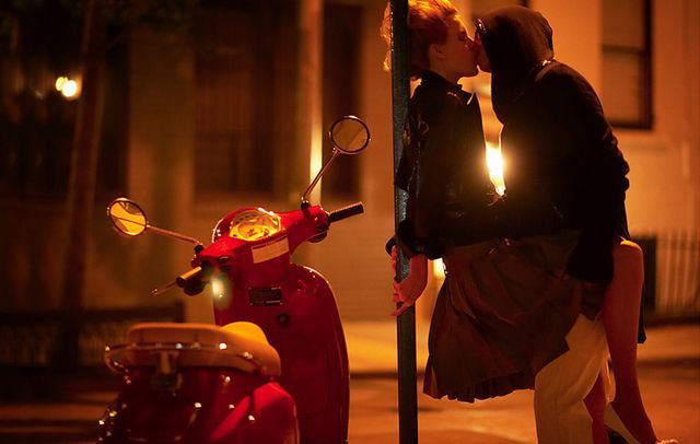 640x406, 42 Kb / вечер, мотороллер, парочка, поцелуй