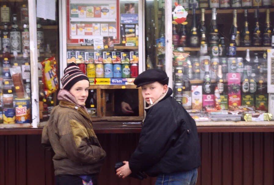 897x608, 77 Kb / Ларёк, Россия, дети, кепка, сигарета