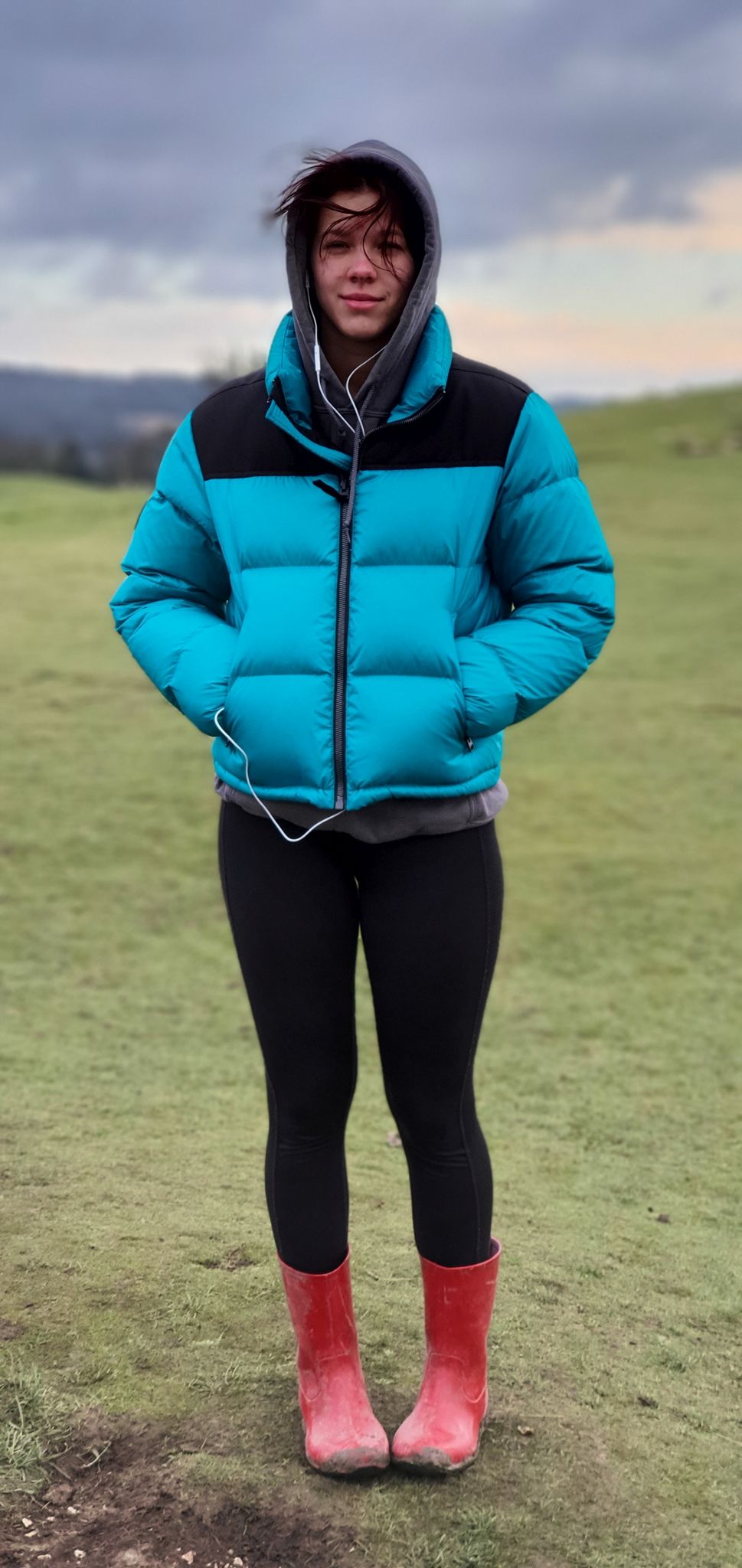 969x2048, 224 Kb / крестьянка, фигура, глаза, природа, провод, наушники, сапоги