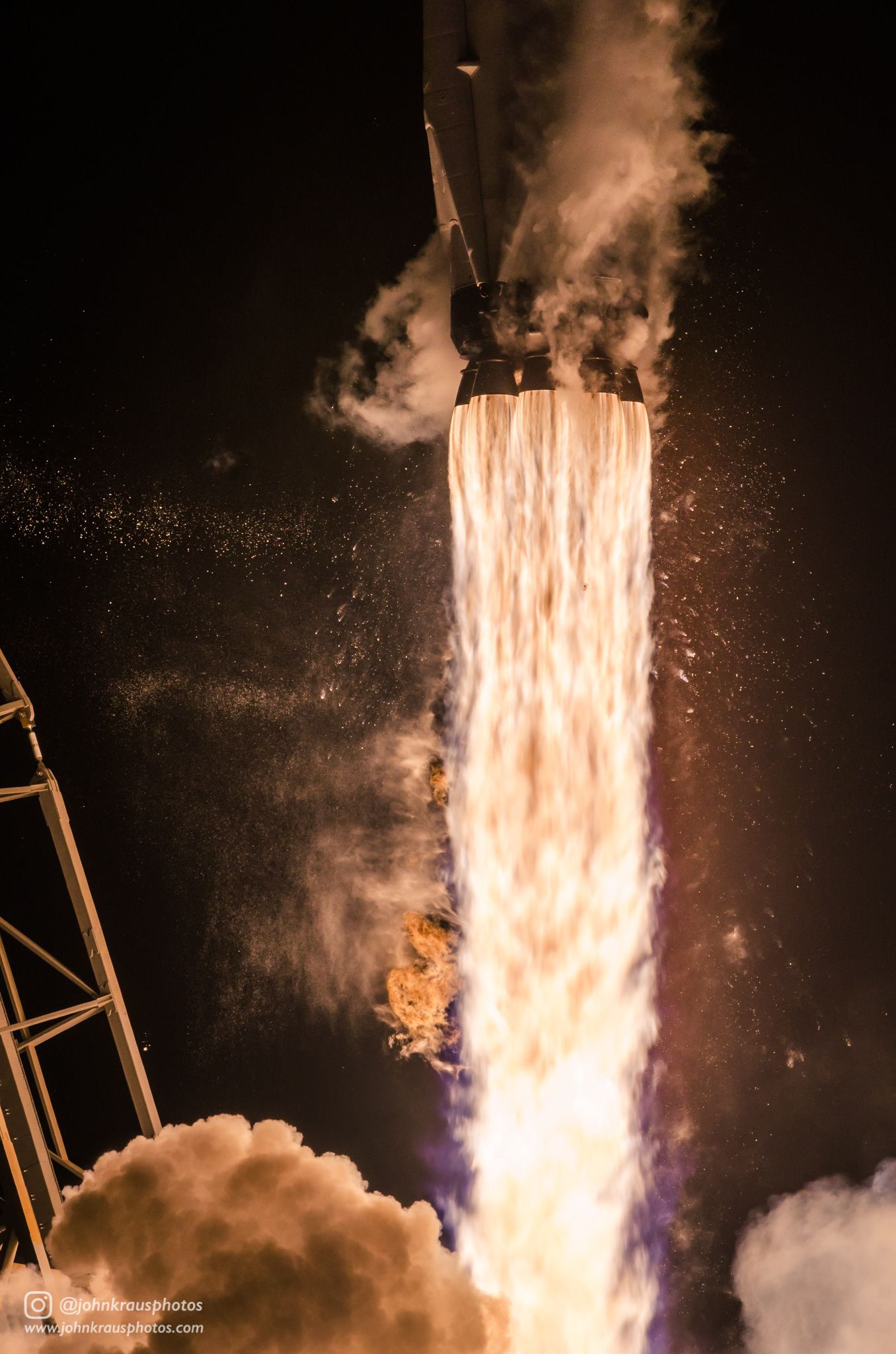 1356x2048, 269 Kb / запуск, сопло, ракета, космос, огонь, пламя, старт, двигатель