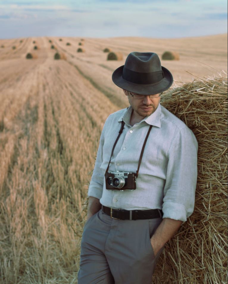 766x952, 94 Kb / Давид Дубницкий, David Dubnitskiy, фотоаппарат, шляпа, очки, селфи, поле, солома