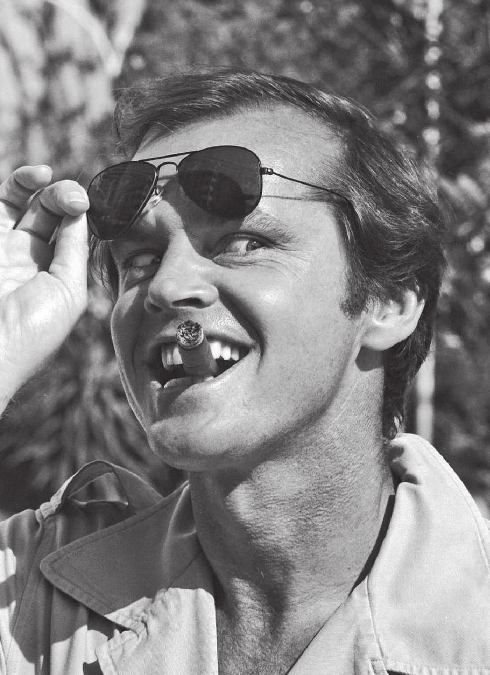 990x1365, 181 Kb / ч/б, джек николсон, очки, сигара