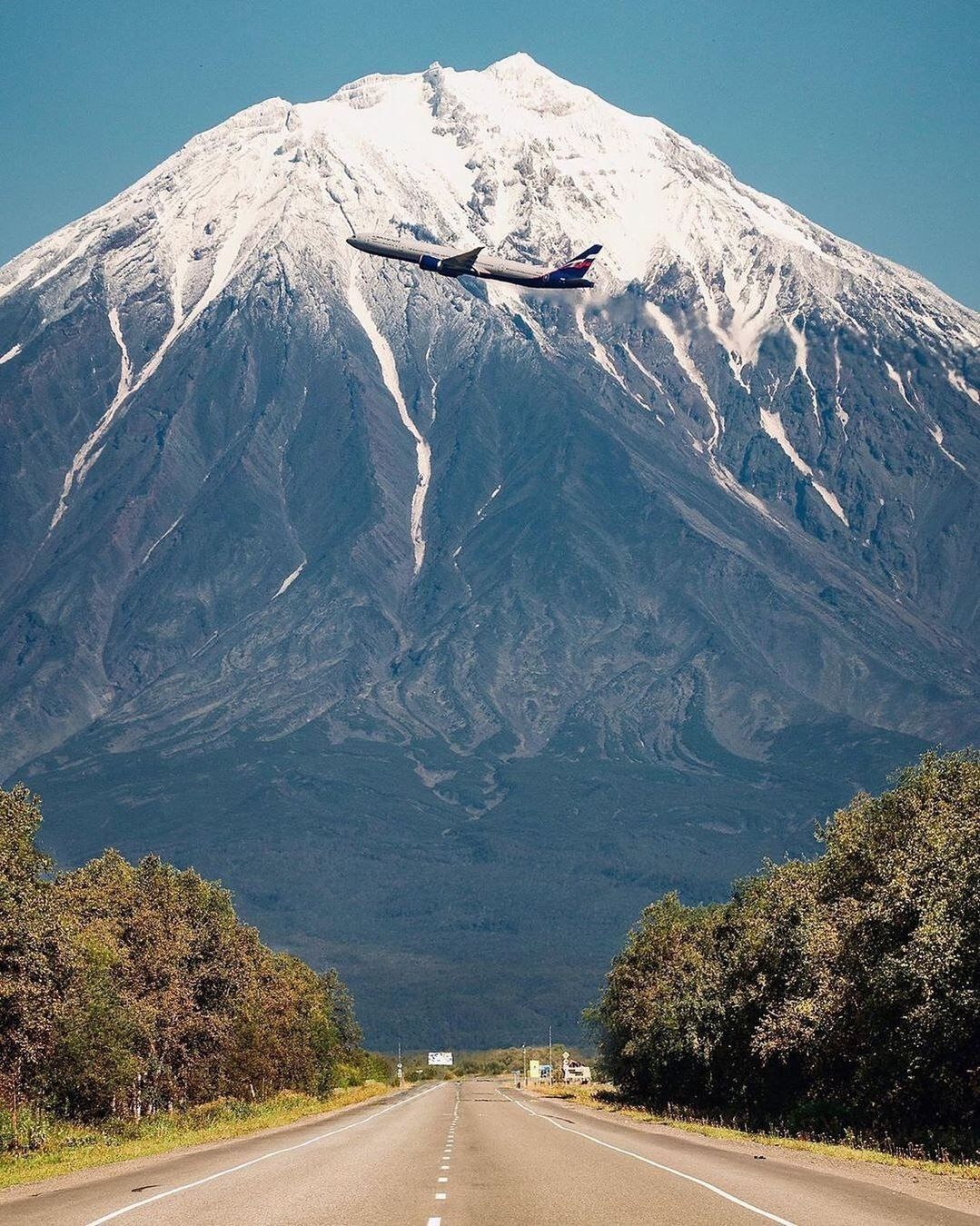 1079x1350, 360 Kb / Петропавловск-Камчатский, гора, самолёт, дорога, трасса