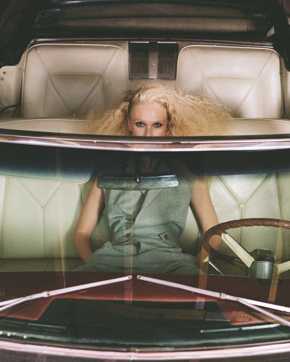 1125x1403, 540 Kb / блондинка, авто, кабриолет, взгляд