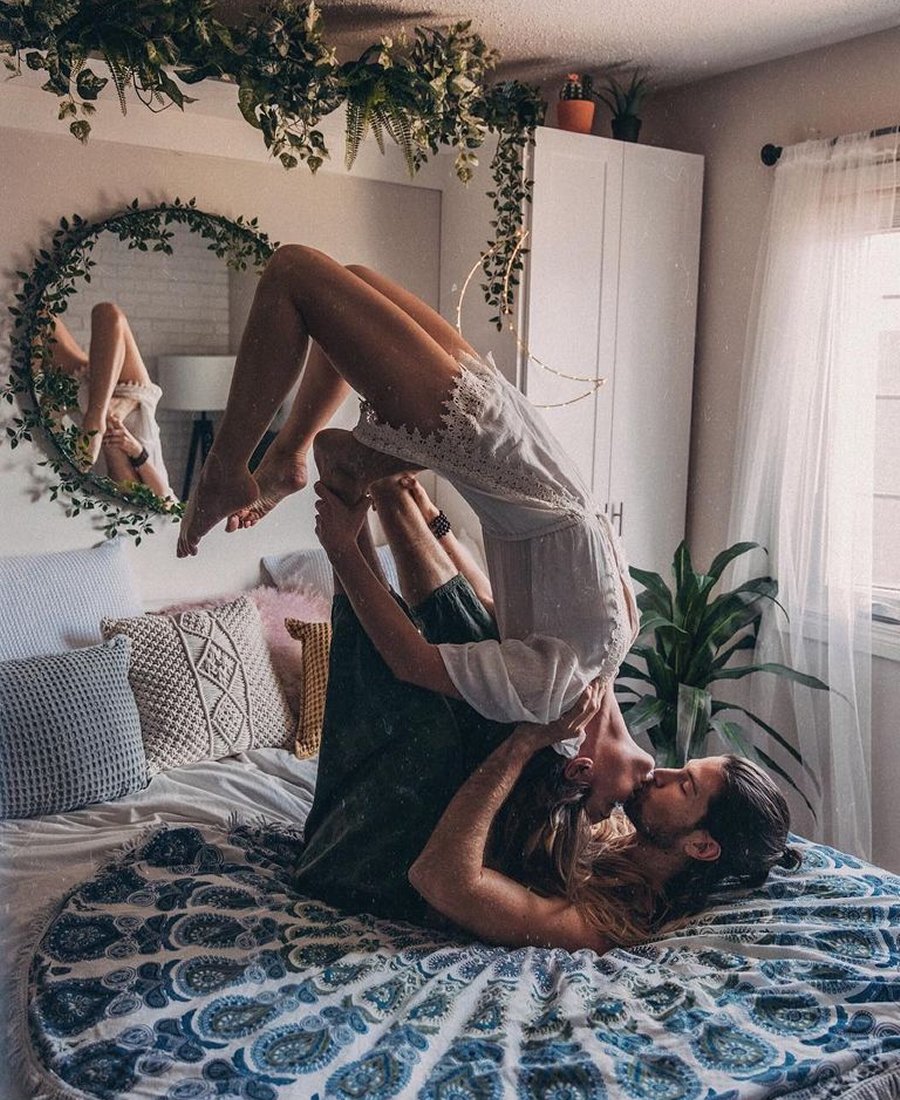 900x1100, 246 Kb / двое, поцелуй, подушки, постель, зеркало, шторы, цветы