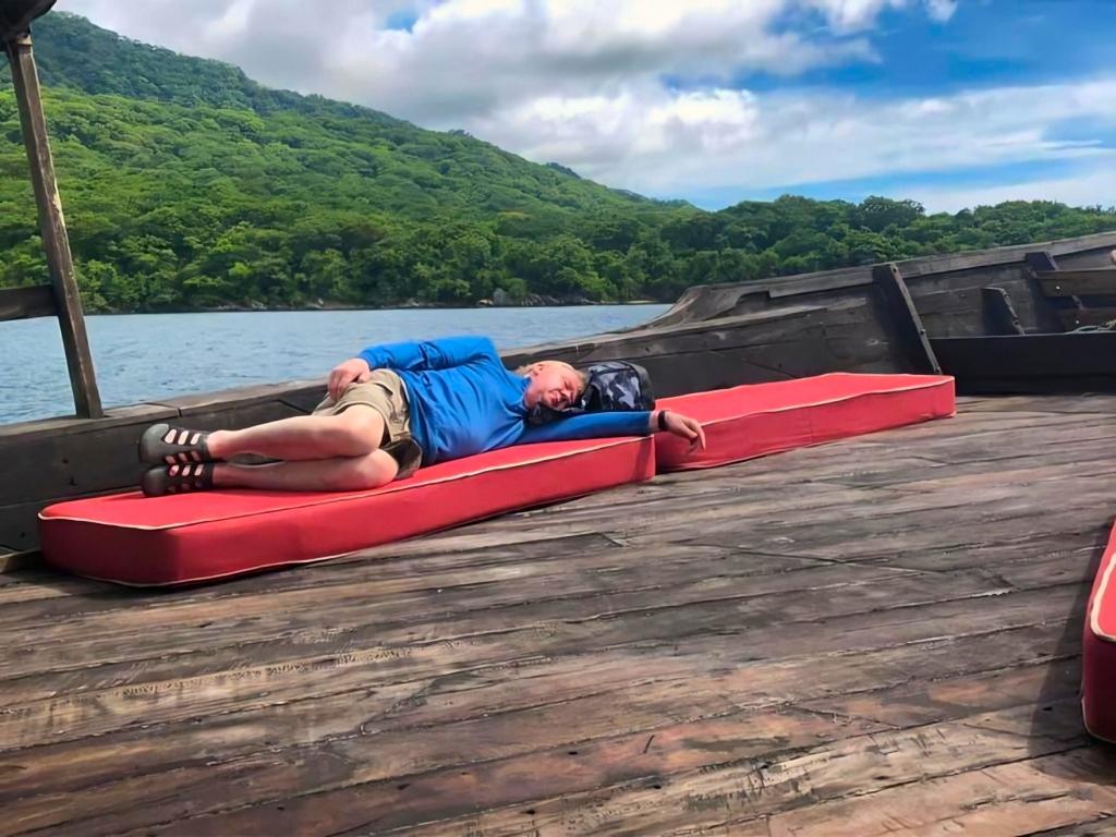 1024x768, 118 Kb / Чубайс, матрас, Африка, паром, лодка, рыжий, спит, река, баржа, доски, лес