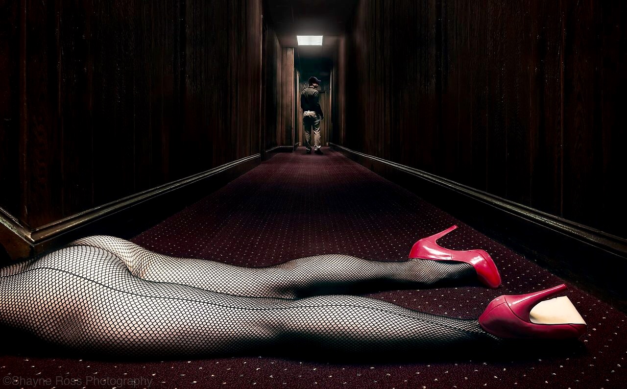 1280x794, 290 Kb / женские, ноги, сетка, туфли, коридор, мужчина, лампа