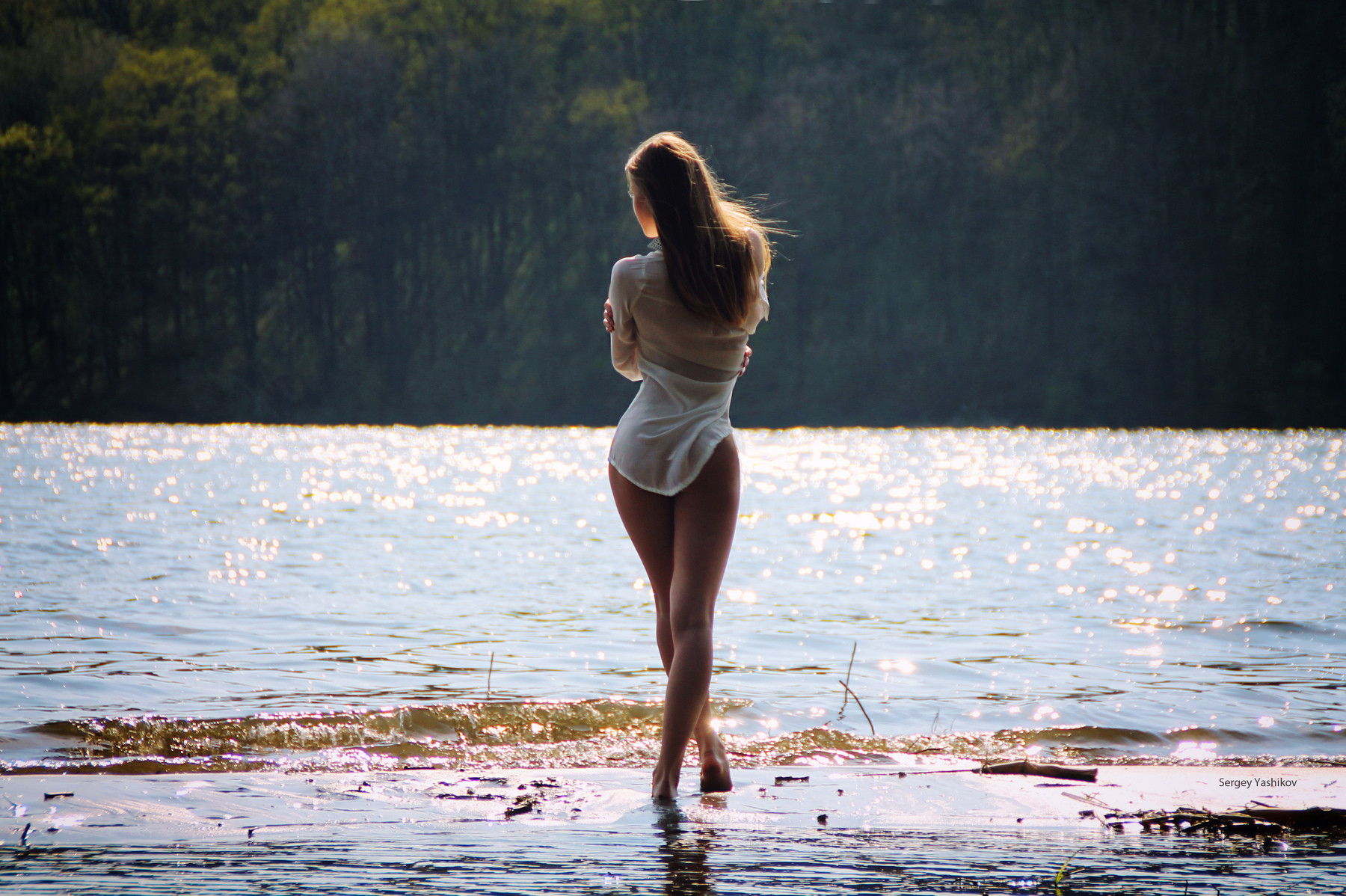 1800x1198, 634 Kb / женщина, воды, лес, рубашка