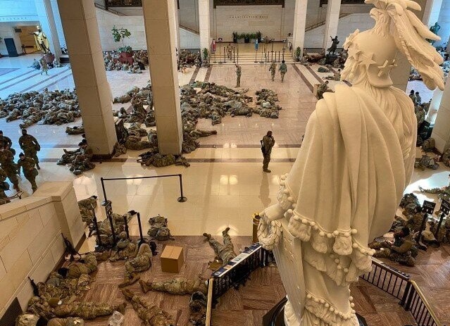 639x463, 119 Kb / Капитолий, военные, США, отдых