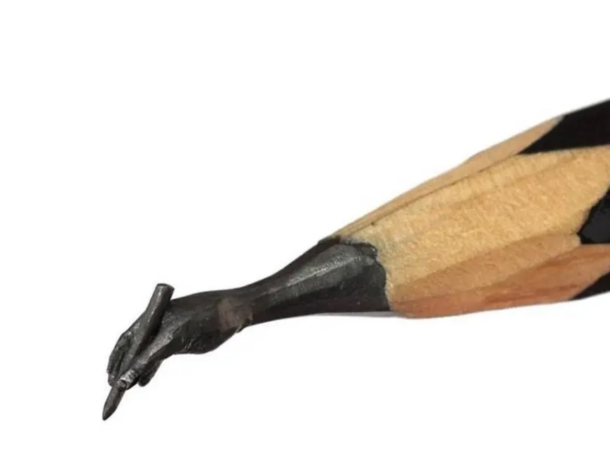 871x676, 33 Kb / карандаши, рука, резьба