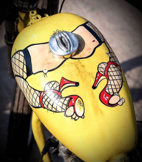 500x571, 88 Kb / мотоцикл, бак, рисунок, ноги, туфли, междуножица