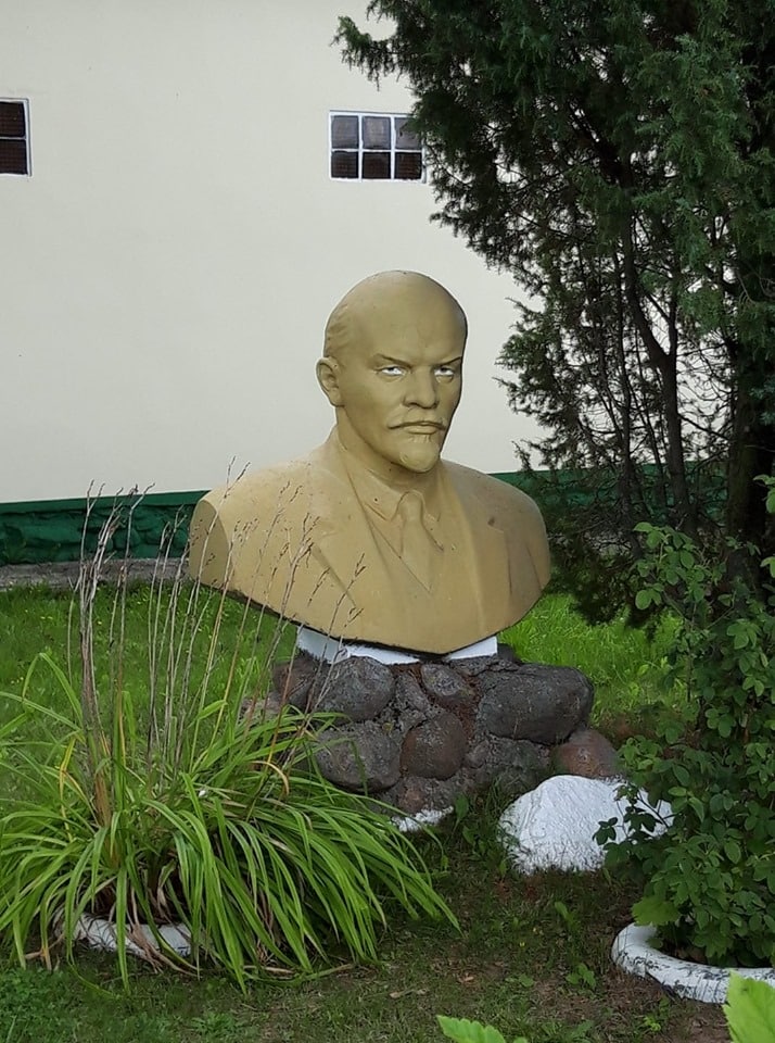 714x960, 167 Kb / ленин, бюст, камни