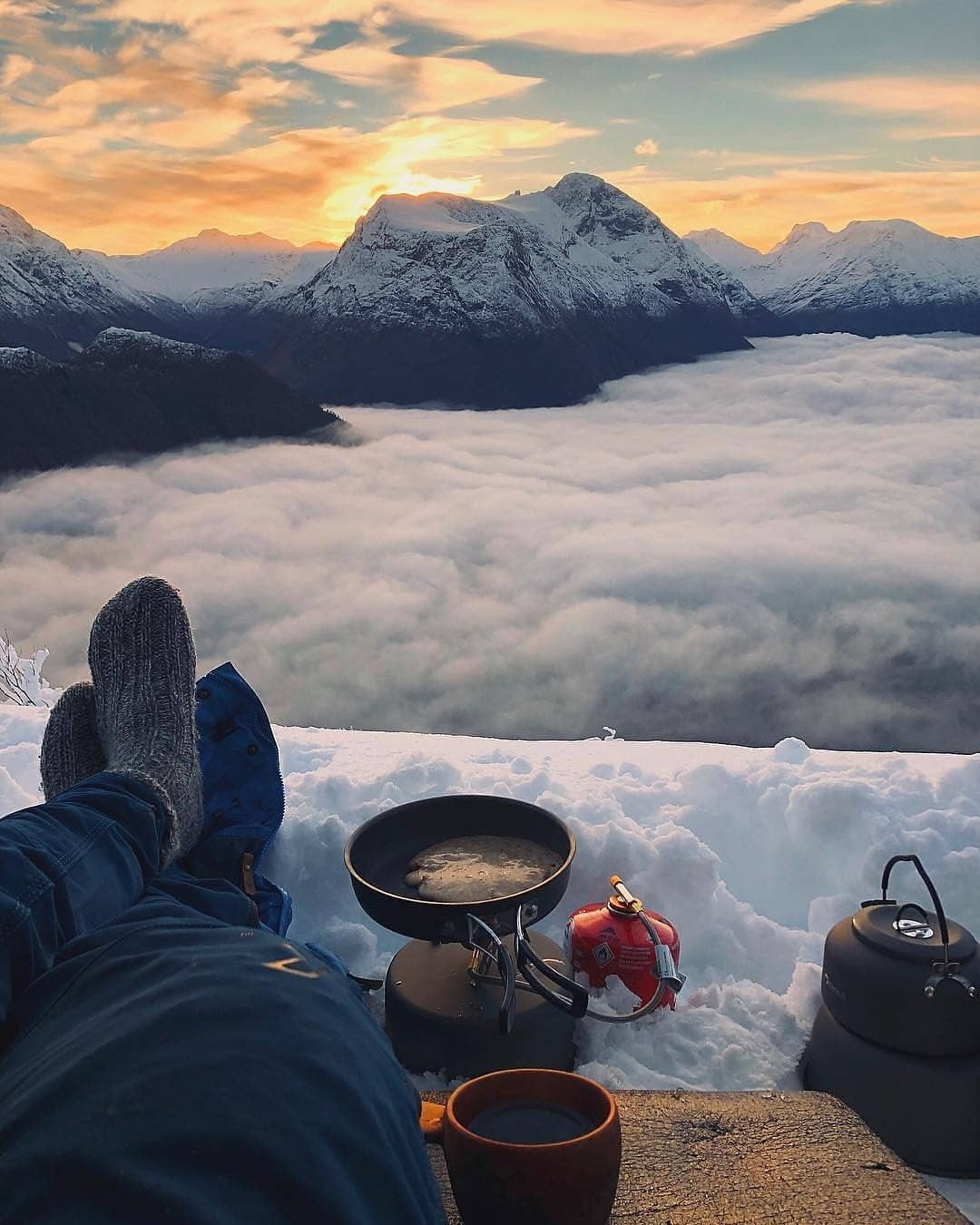 1080x1350, 209 Kb / закат, горы, облака, плита, горелка