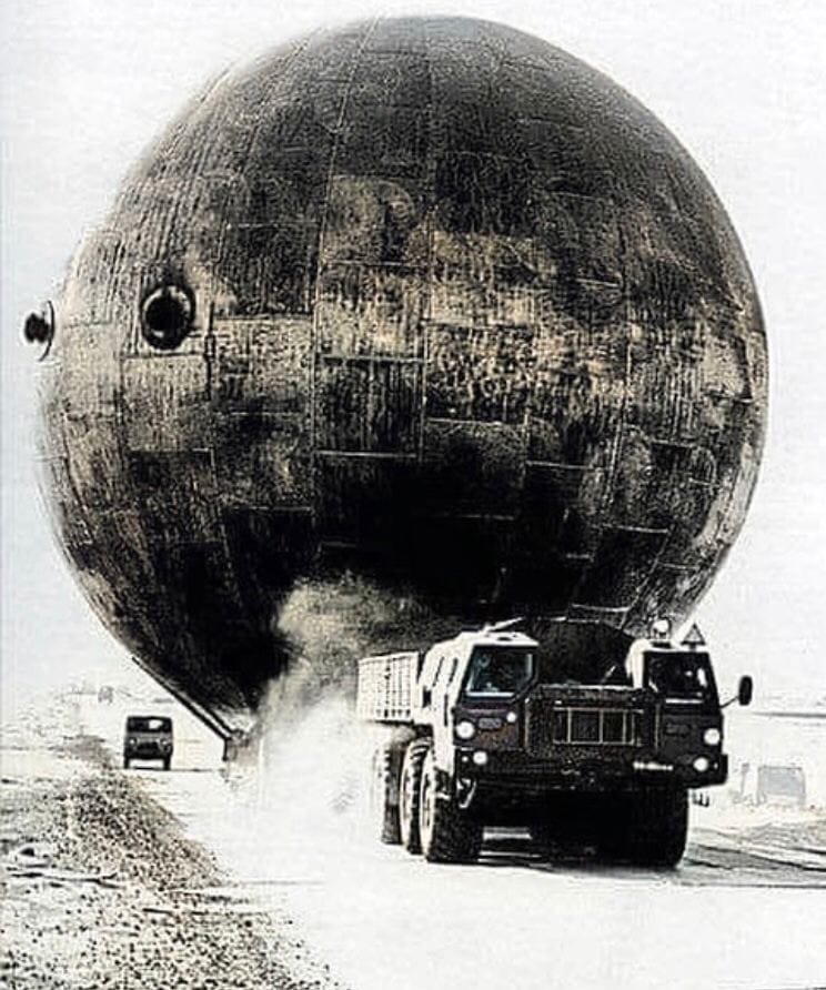 744x892, 151 Kb / МАЗ-543, бак, космодром, Байконур, ч/б, ссср