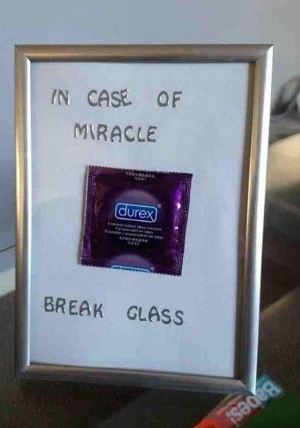 427x608, 37 Kb / рамка, стекло, презерватив, случай, чудо