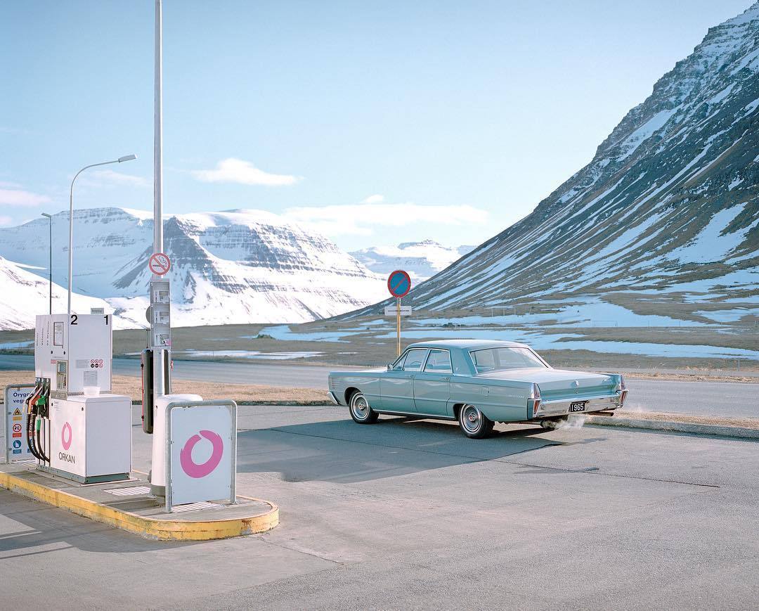 1080x869, 135 Kb / автомобиль, классика, ретро, горы, снег, азс, заправка