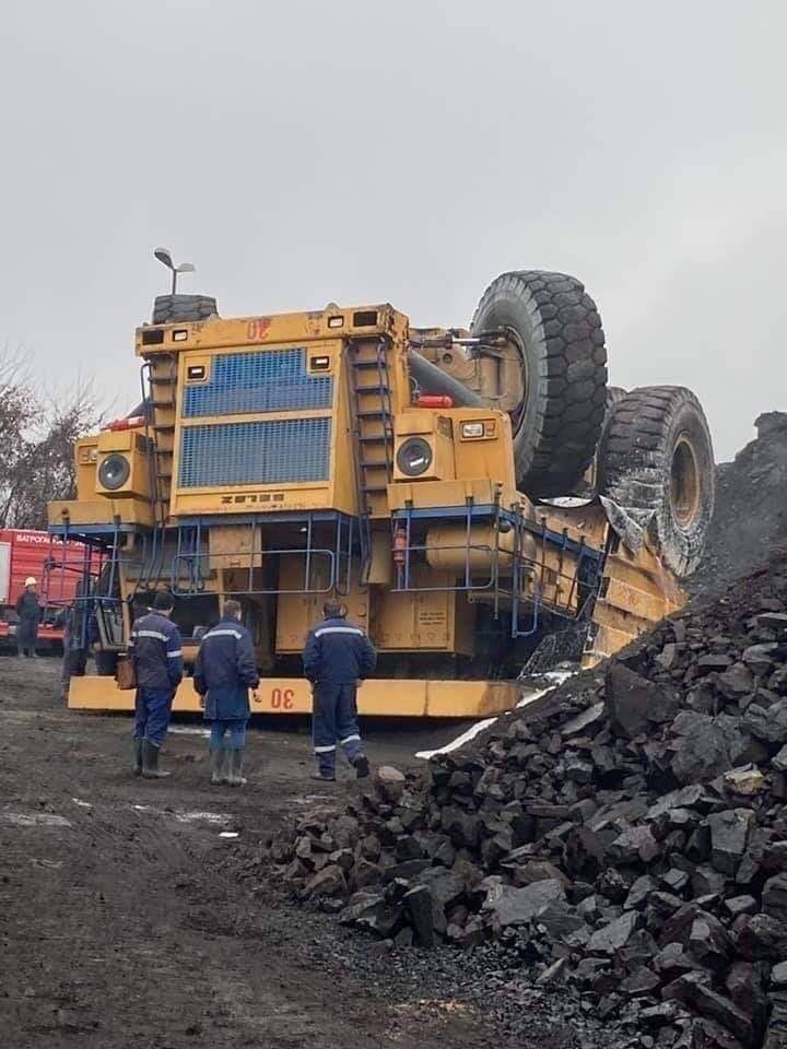 720x960, 99 Kb / карьерный самосвал, белаз, перевернулся, перевёртыш, авария