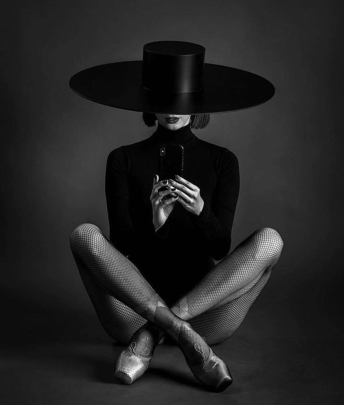 1121x1321, 228 Kb / пуанты, сеточка, телефон, шляпа, ч/б