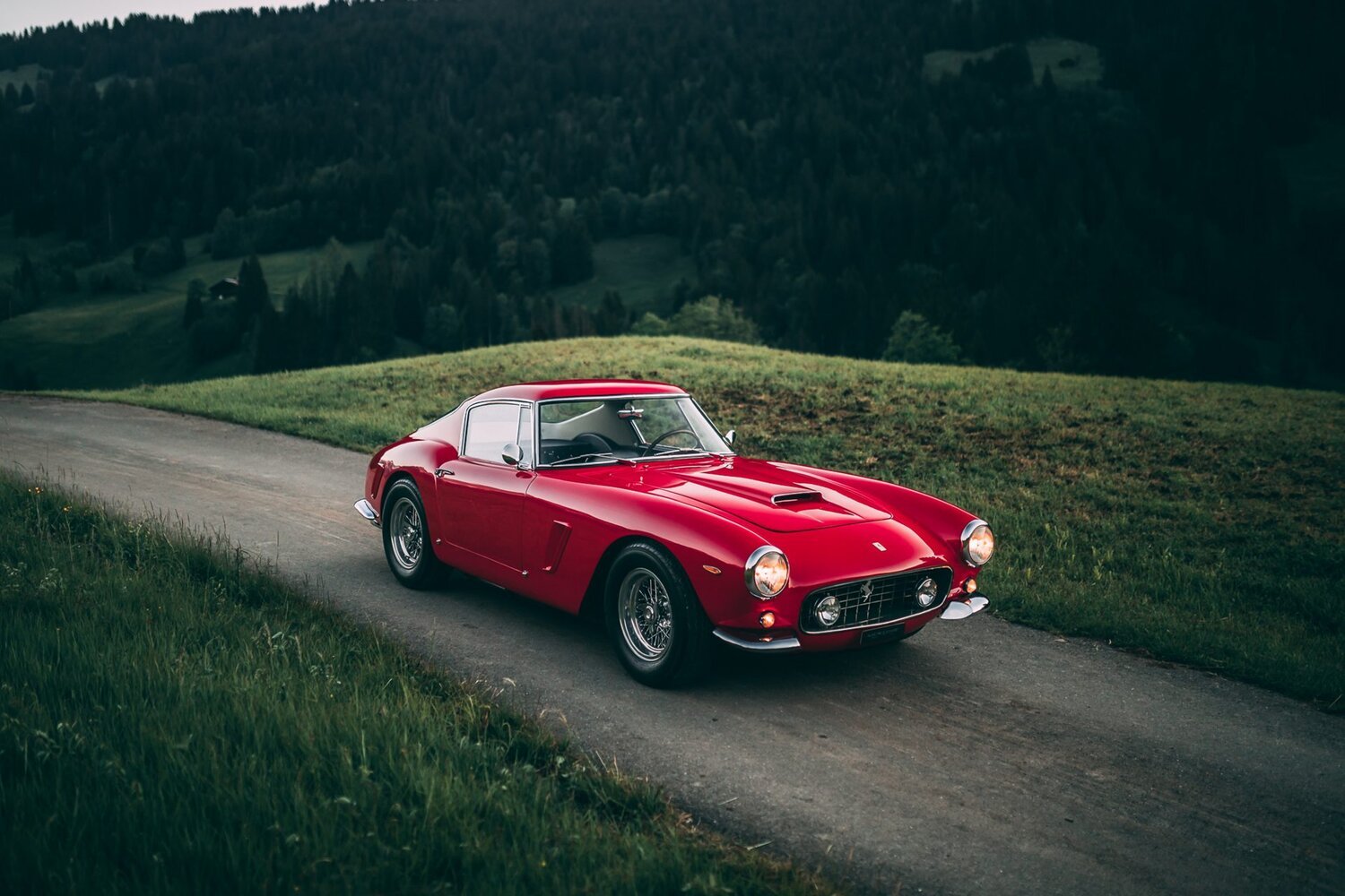 1500x1000, 213 Kb / автомобиль, классика, ретро, красный, поле, 1961 ferrari 250 gt