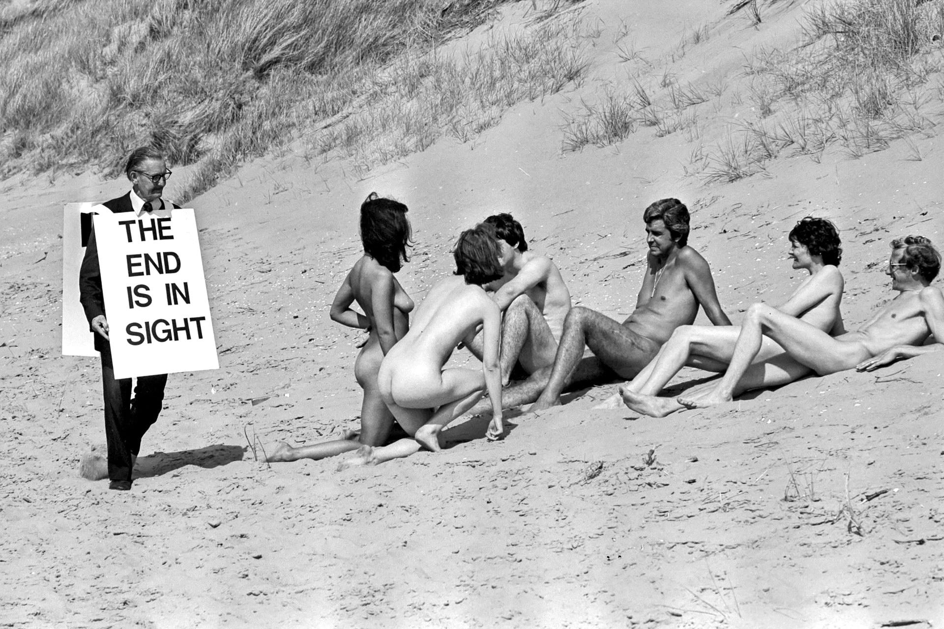 1920x1280, 407 Kb / конец, ч/б, пляж, проповедник, нудисты, песок, плакат, голая, пиджак, Англия