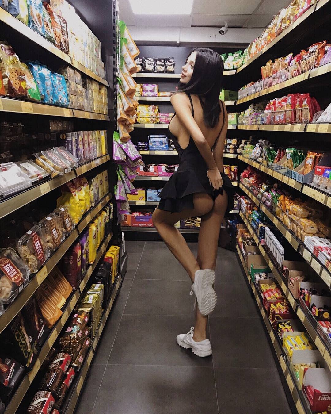 1080x1350, 264 Kb / магазин, полки, продукты, кроссовки, брюнетка, попка, платье, чёрное, Merve Taskn