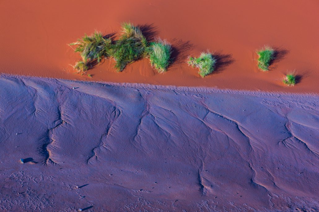 1030x686, 120 Kb / голубой, оранжевый, песок, зеленая, трава, контраст