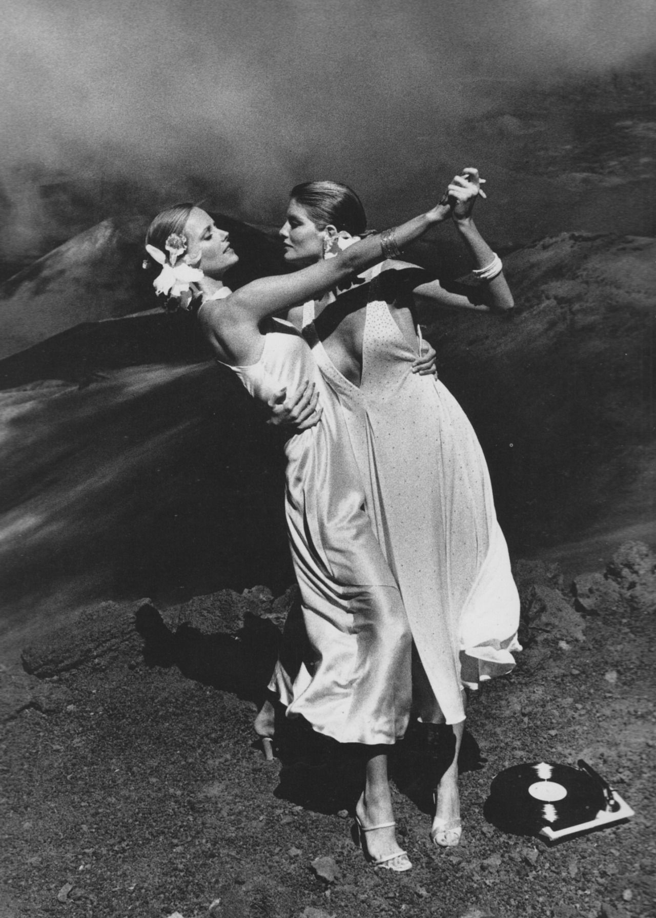 1280x1792, 288 Kb / две, женщины, платья, браслеты, ч/б, танец, пластинка, винил, высота, обрыв, облака, Cheryl Tiegs, Rene Russo