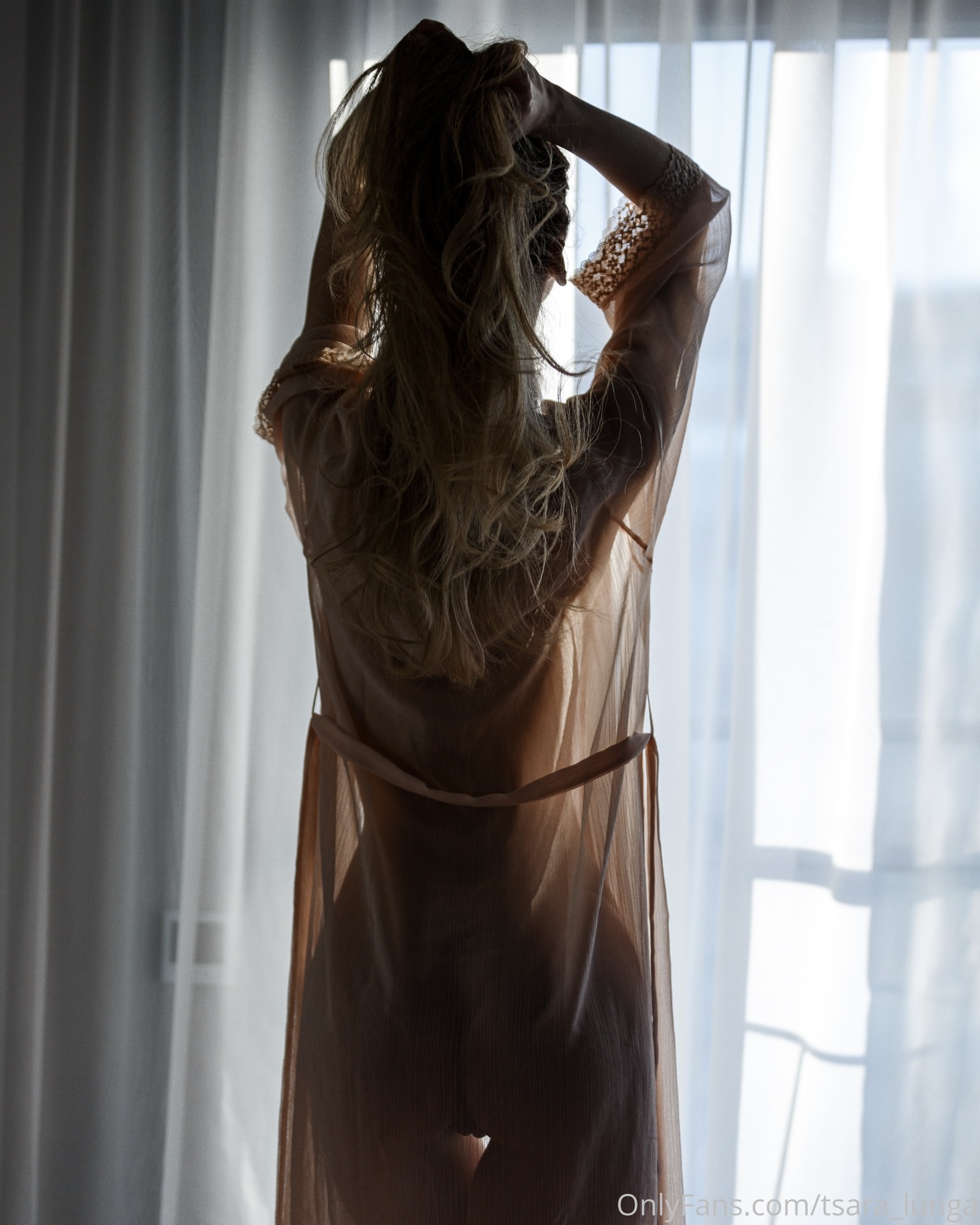 1536x1920, 444 Kb / попа, халат, окно, тюль, Anna Tsaralunga, Анна Царалунга, прозрачное