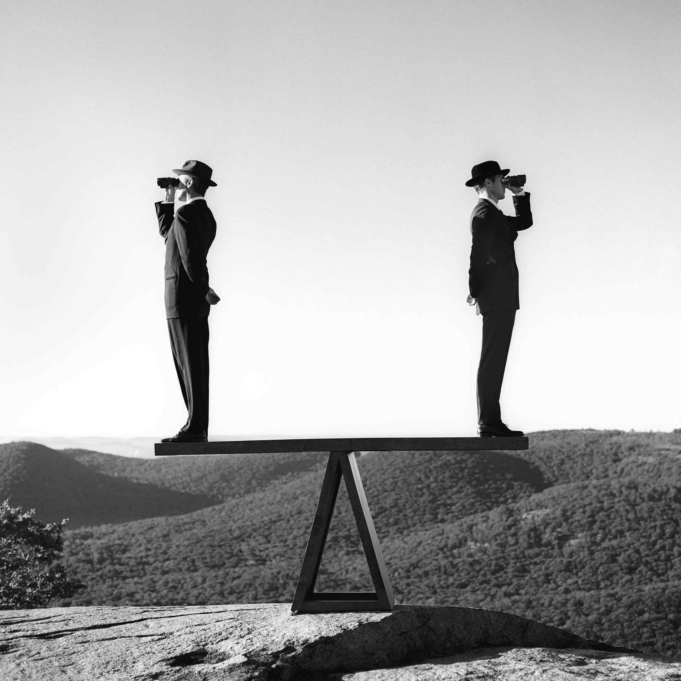 2250x2250, 164 Kb / двое, мужчины, костюмы, шляпы, бинокли, подставка, высота, небо, ч/б, равновесие