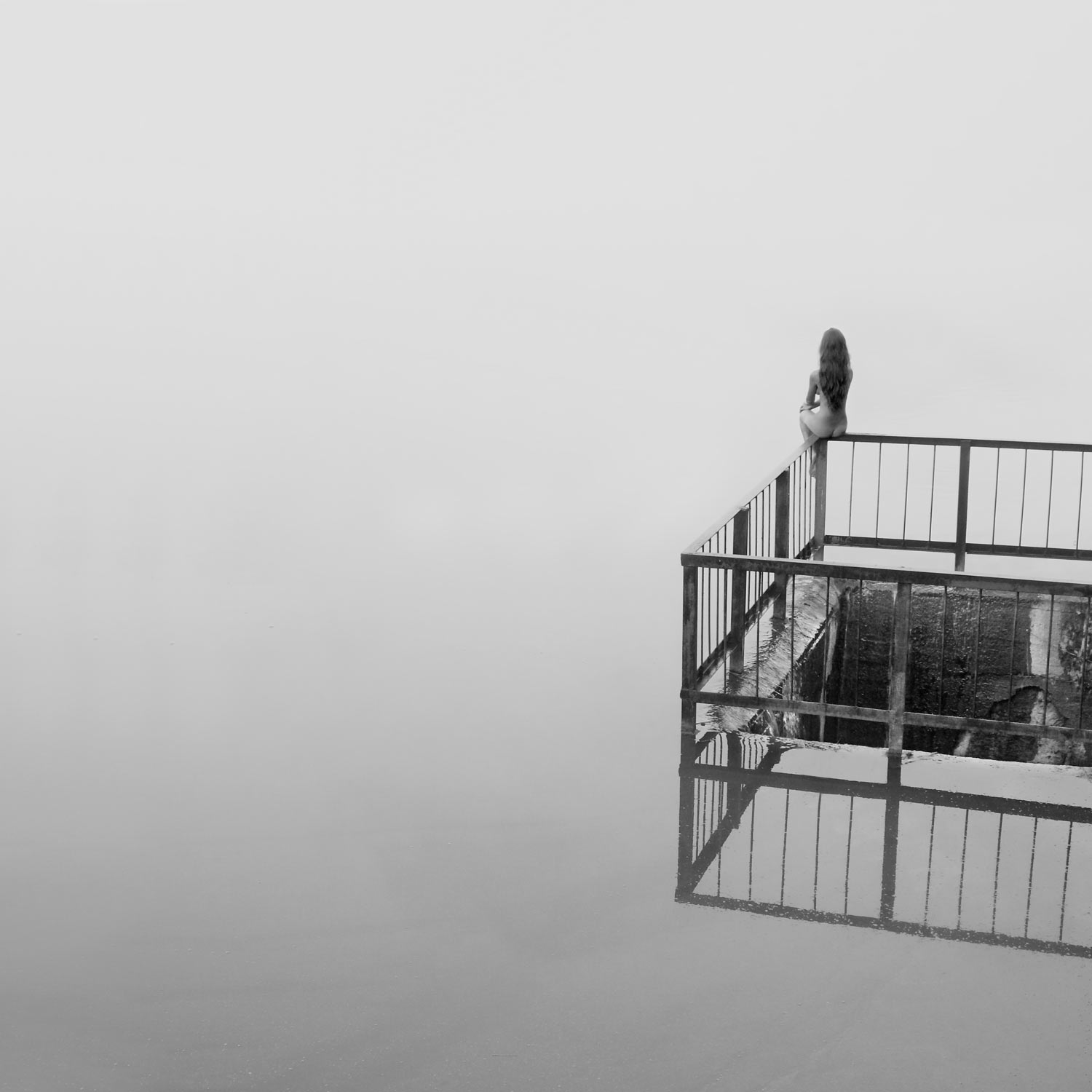 1500x1500, 110 Kb / женщина, воды, перила, решетка, слив, ч/б