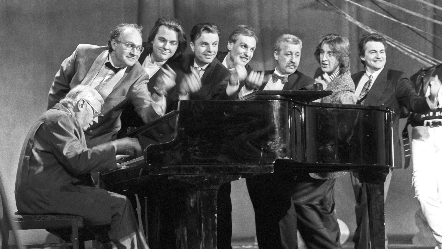 1500x844, 237 Kb / ч/б, КВН, рояль, Москва, сцена, пиджак, Эрнст, Парфенов, Якубович, Ярмольник, Дибров