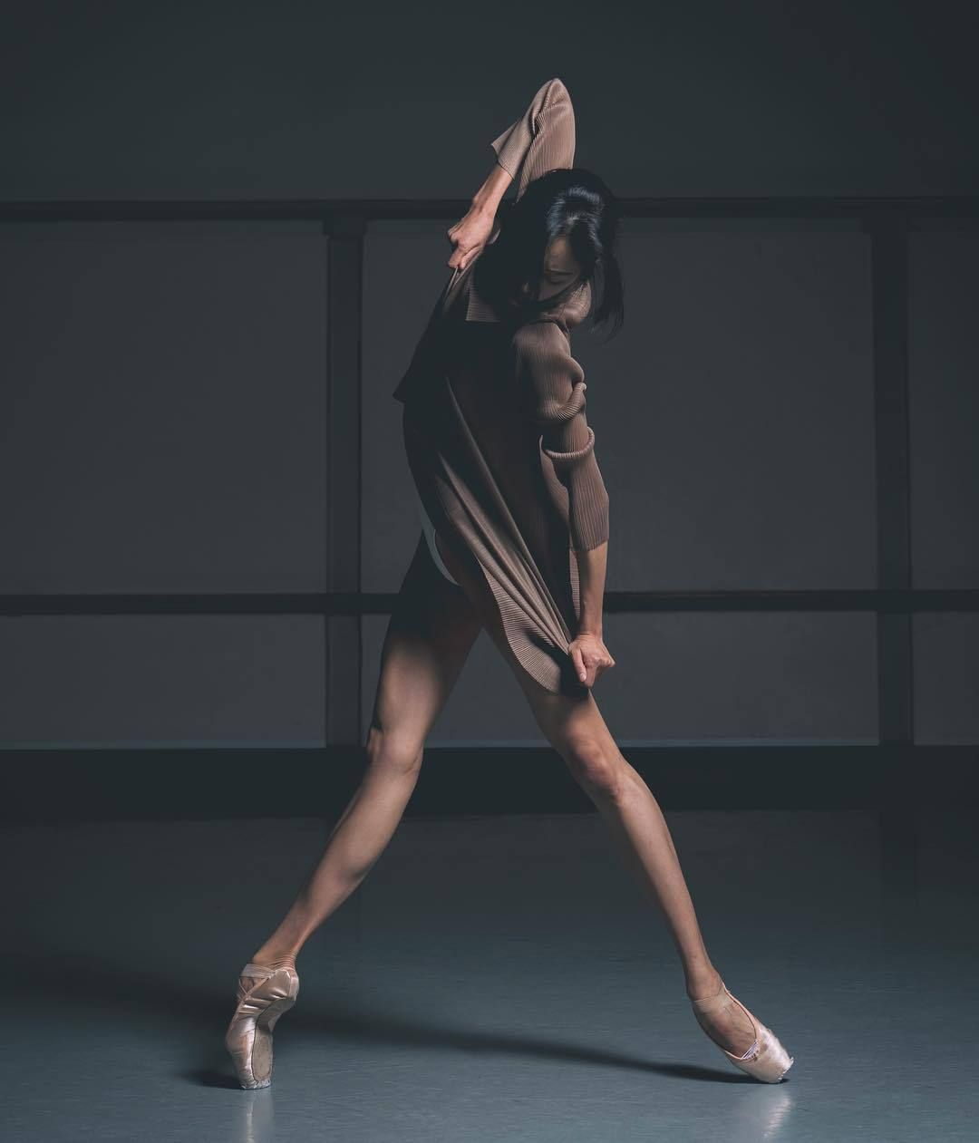 1080x1261, 52 Kb / пуанты, свитер, брюнетка