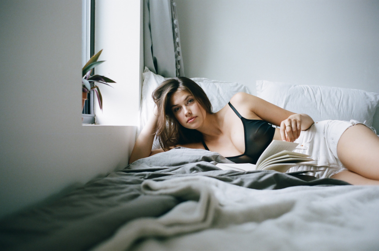 1280x849, 214 Kb / Люси Пустова, Lucie Pustova, кровать, постель, окно