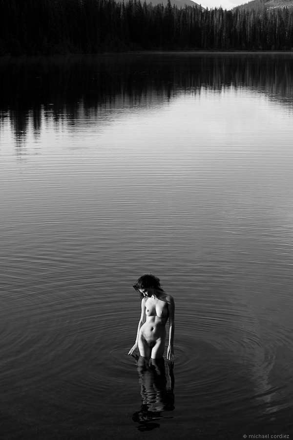 600x900, 110 Kb / ч/б, голая, лес, озеро