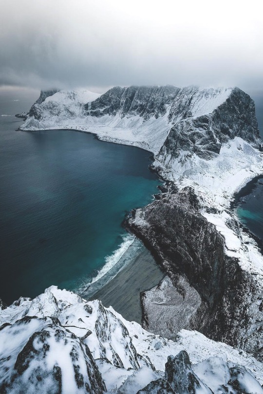 540x810, 149 Kb / север, море, скалы, снег, берег