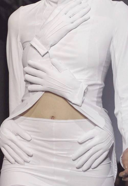 500x725, 28 Kb / мода, белый, руки, перчатки