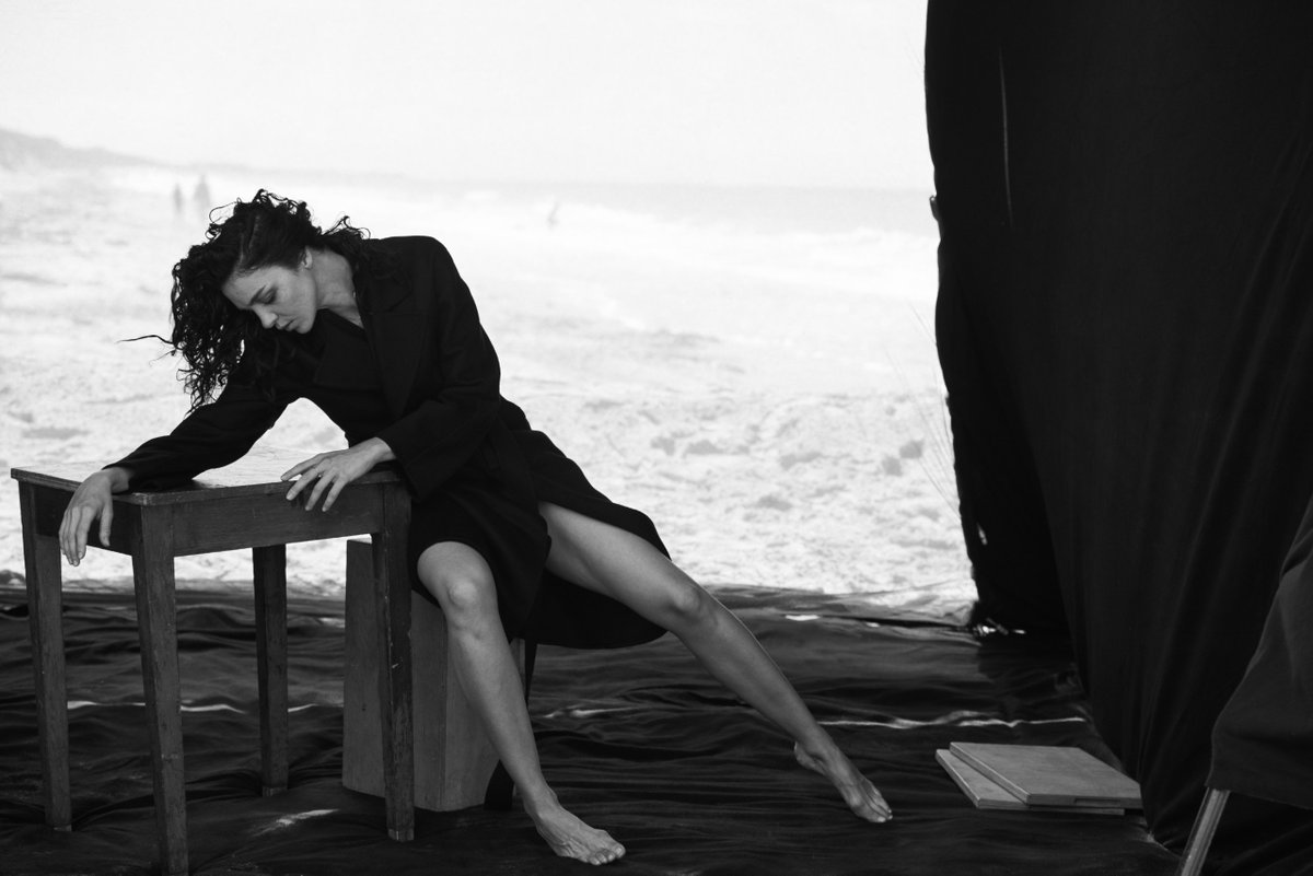 1200x801, 88 Kb / берег, пляж, стол, Mariacarla Boscono, ч/б