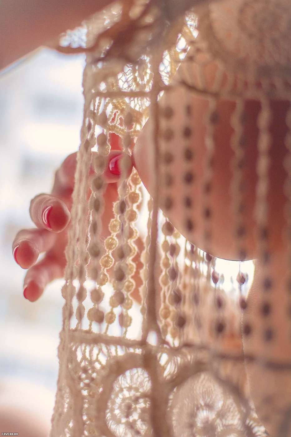 933x1400, 111 Kb / сиська, сосок, палец