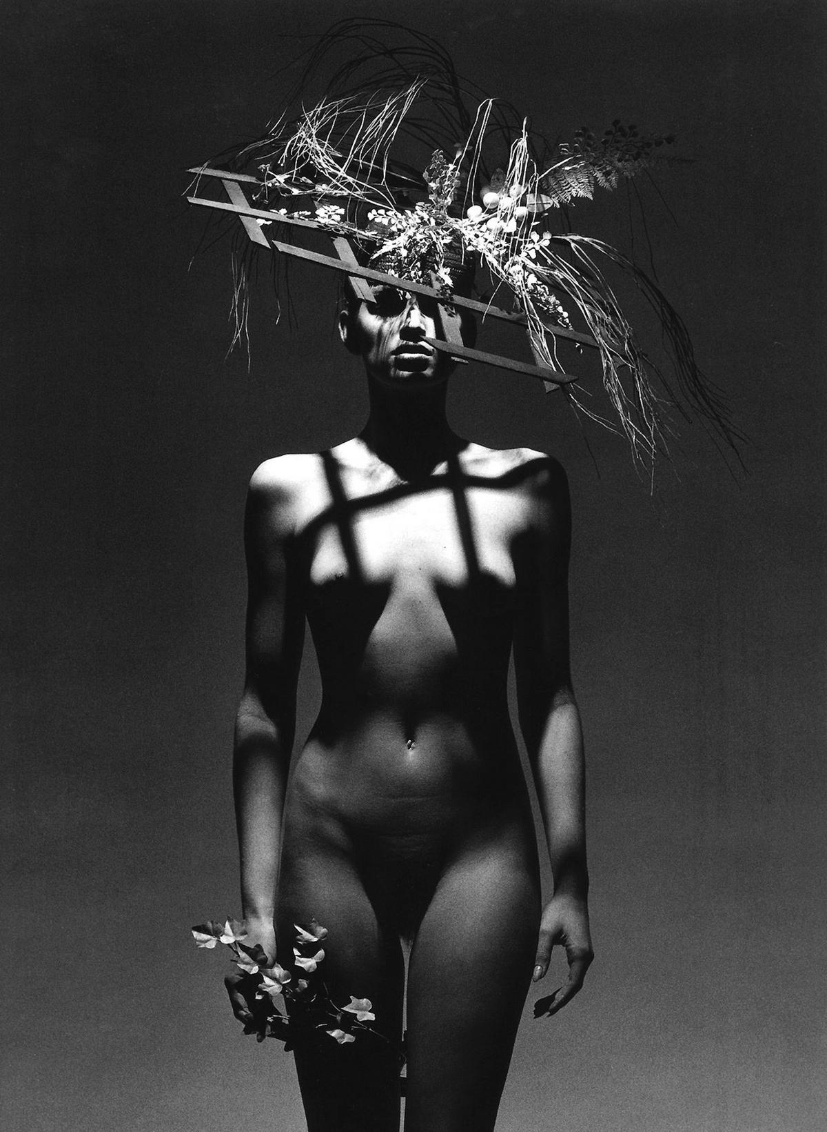 1200x1641, 241 Kb / ч/б, голая, венок, Синди Кроуфорд, свет, тень