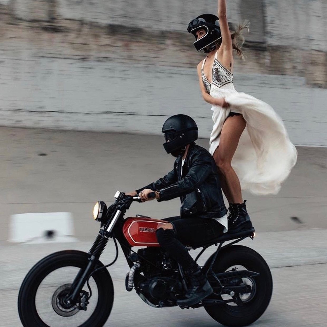 1241x1241, 186 Kb / Yamaha, мотоцикл, платье, пара, невеста