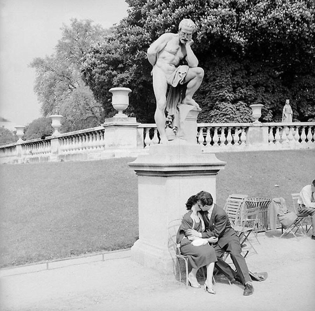 1080x1066, 241 Kb / скульптура, поцелуй