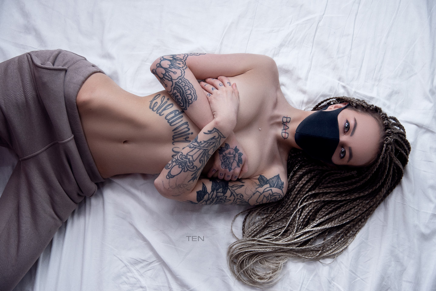 1436x960, 335 Kb / дреды, топлесс, bad, ten, маска, розы, штаны, Luuly Davis