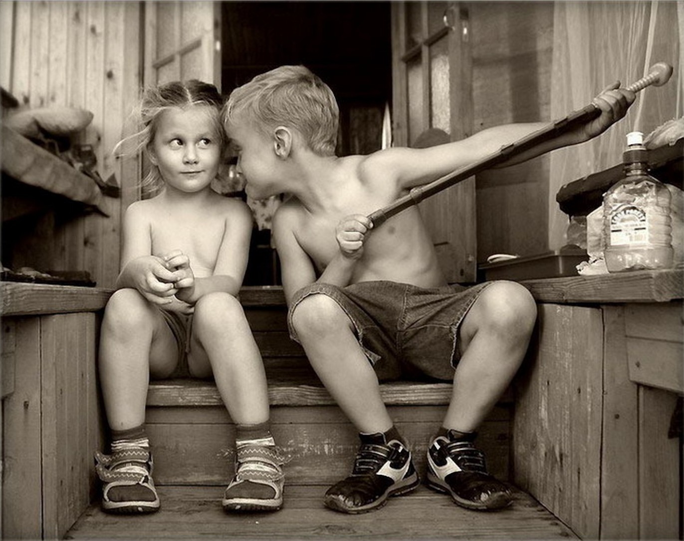 1371x1084, 261 Kb / дети, ступеньки, дверь, мальчик, девочка