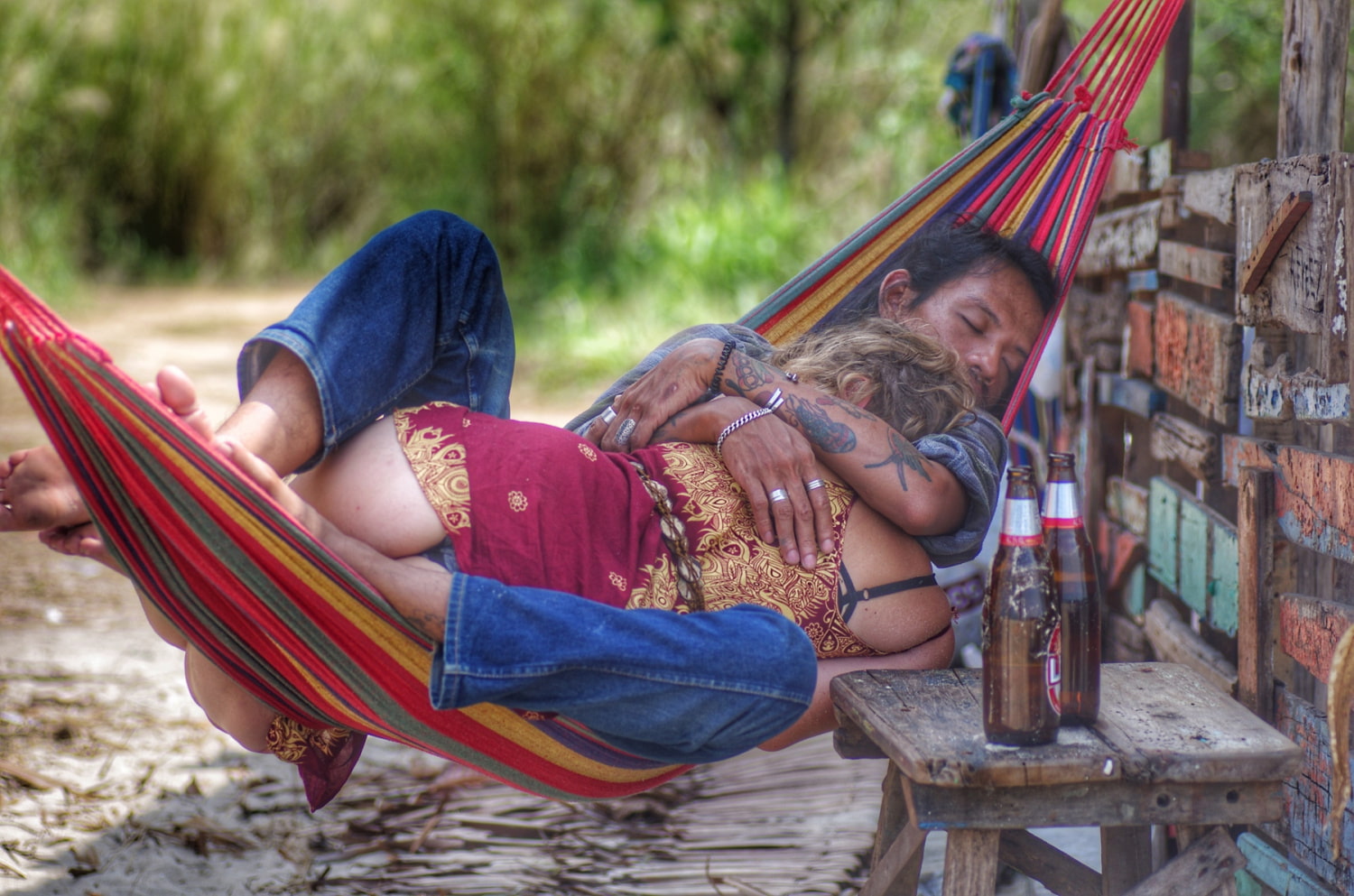 1500x993, 307 Kb / гамак, спящие, бутылка