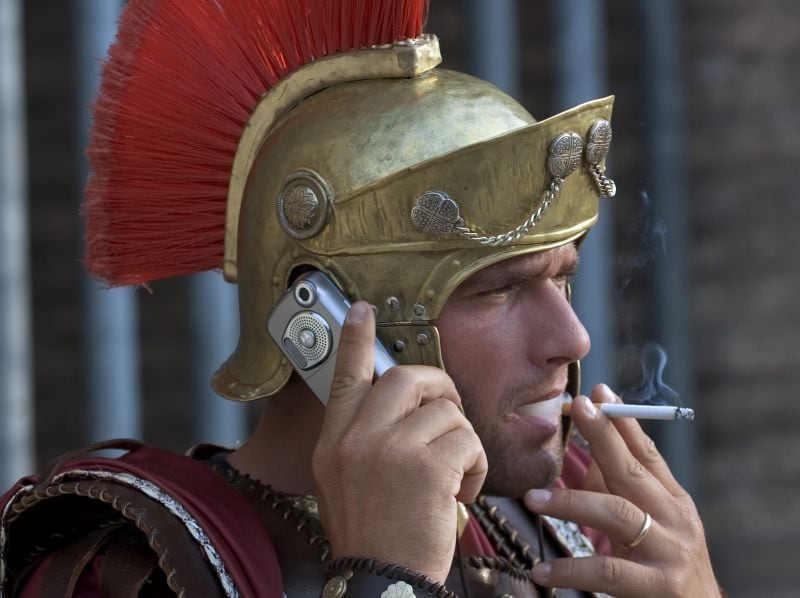 800x598, 59 Kb / легионер, шлем, телефон, сигарета