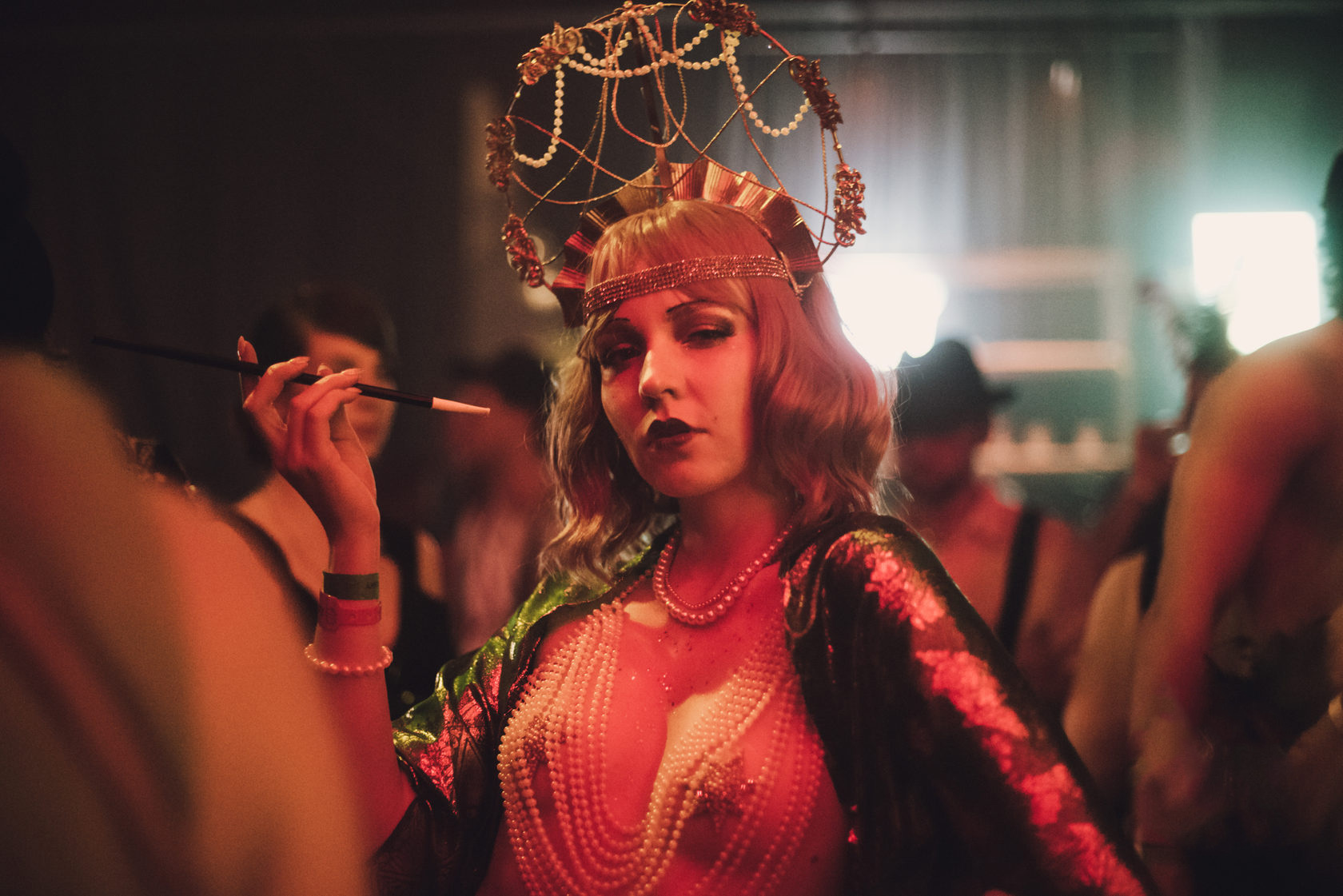 1680x1121, 482 Kb / сигарета, мундштук, бусы, вечеринка