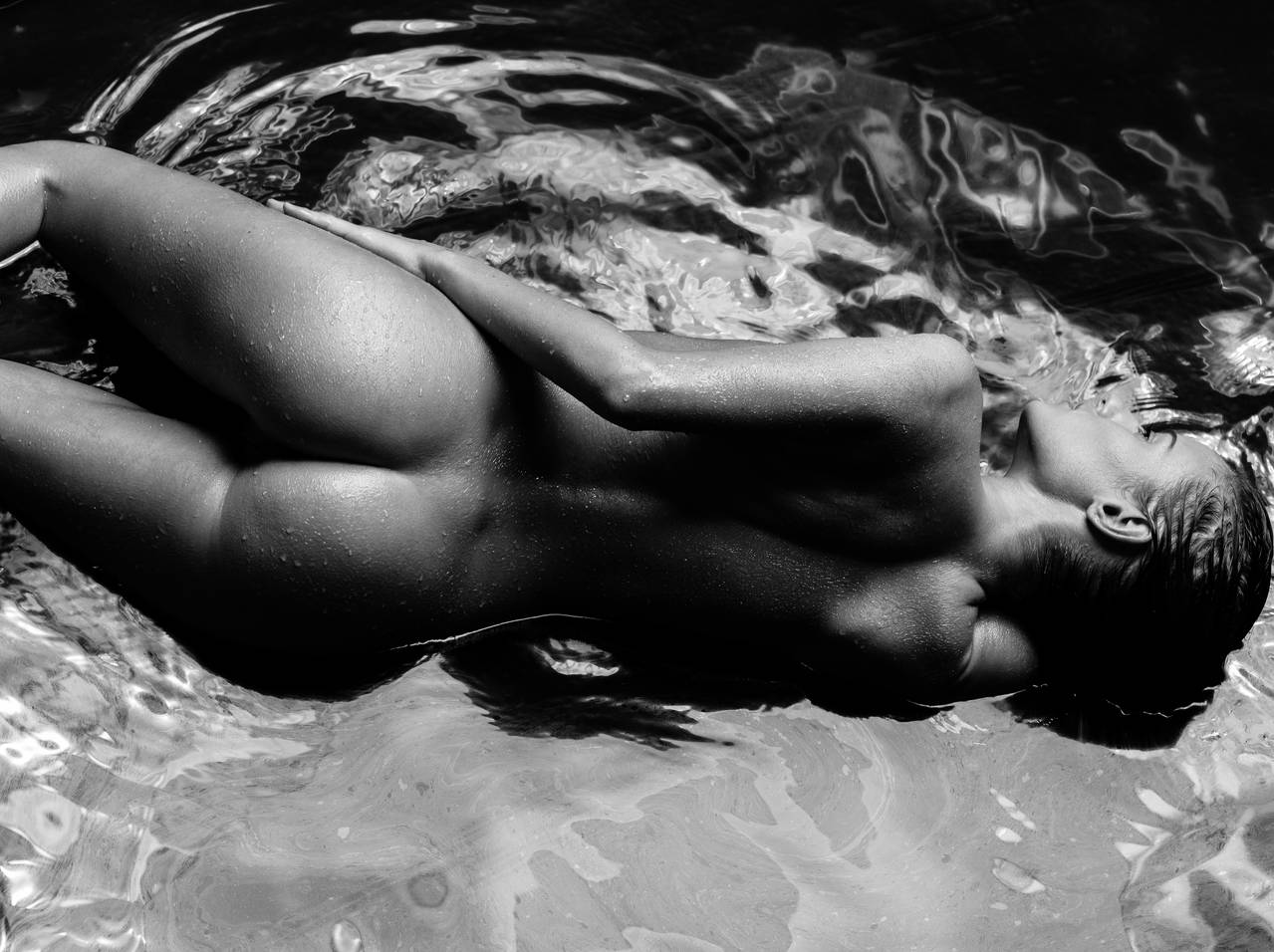 1279x956, 177 Kb / вода, попа, спина, ямочки