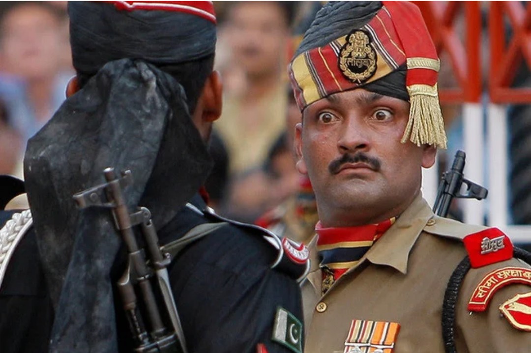 1080x719, 140 Kb / Караул, Пакистан, Индия, автомат, Калашников, индус