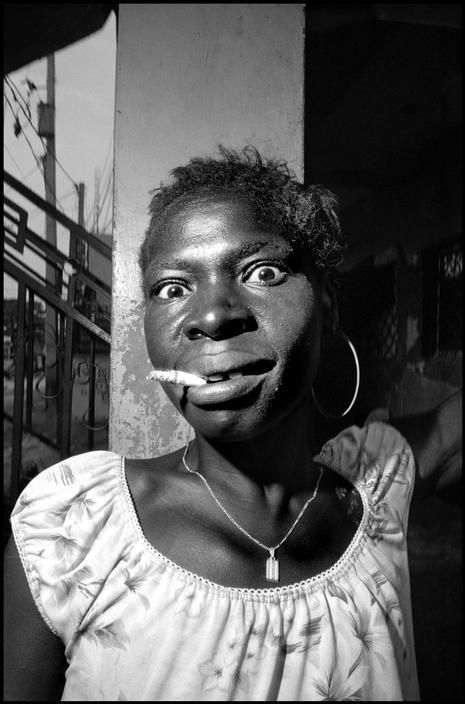 465x704, 49 Kb / девка, нигра, негр, окурок, взгляд, ч/б