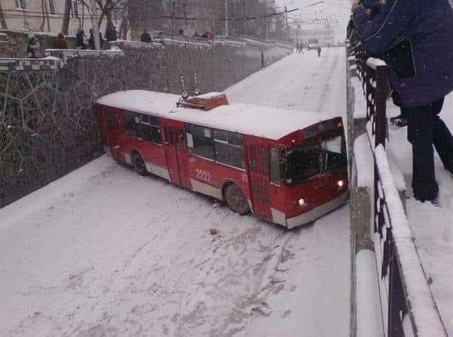 637x475, 48 Kb / Троллейбус, снег, севастополь